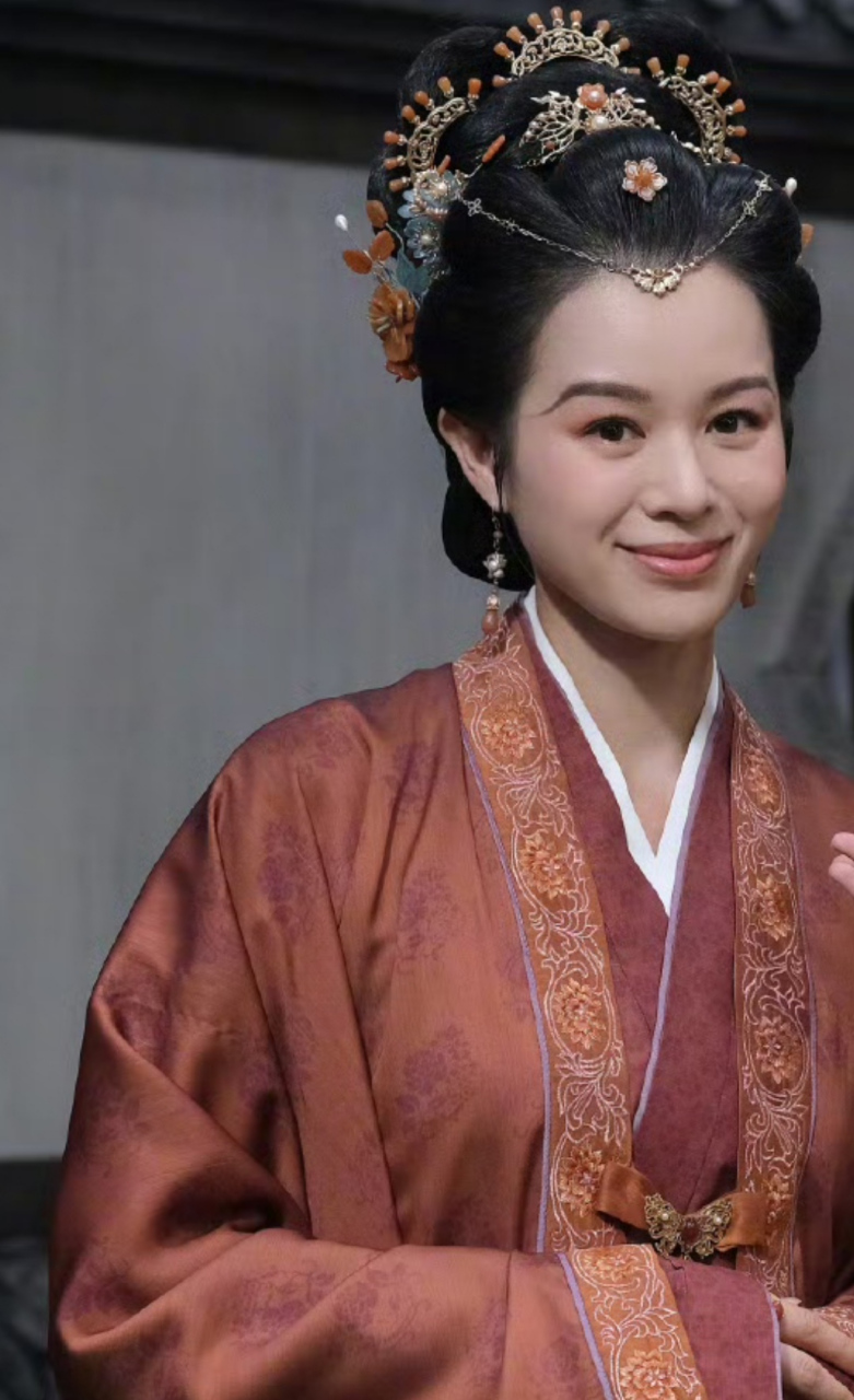 胡杏儿古装造型现身杀青现场,很久没见她盘头发,穿上戏服顿时有了温婉