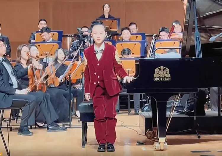 9歲甜馨帥氣彈奏超難度《克羅地亞狂想曲》!演奏完畢不忘鞠躬