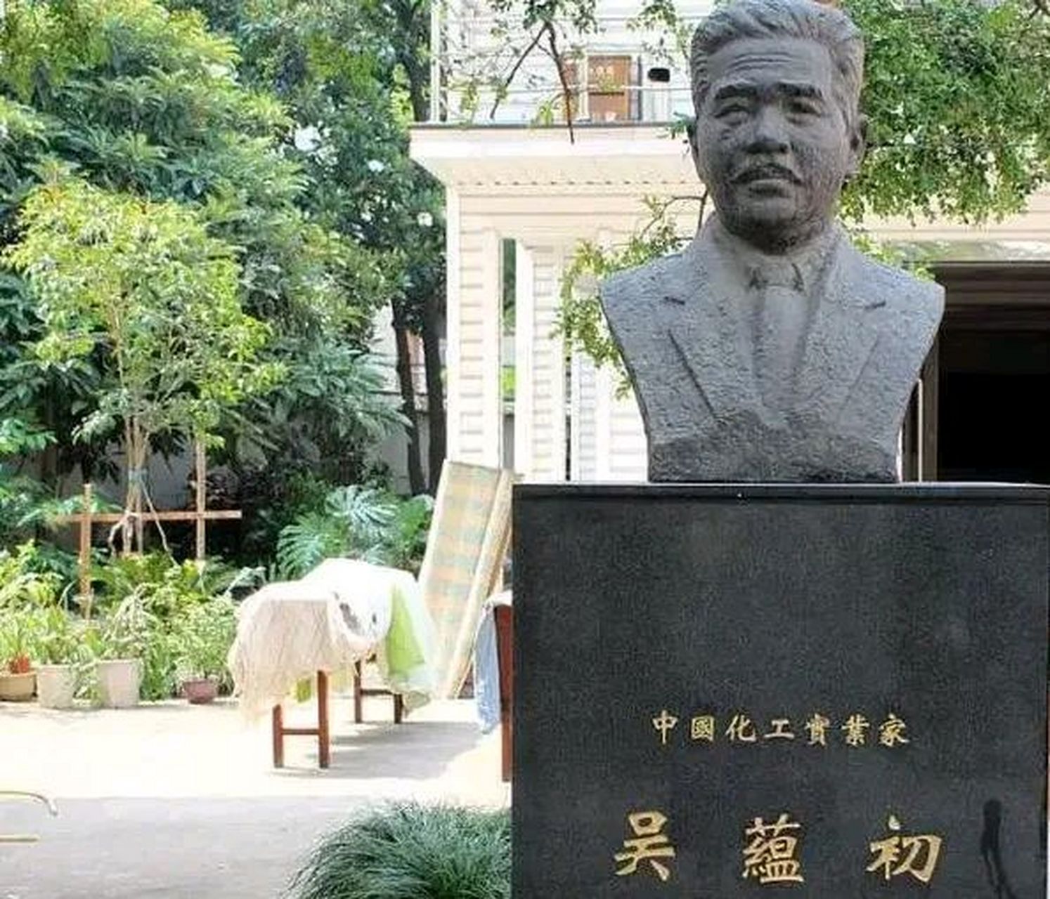 1908年,东京大学的池田菊苗教授正在享用妻子给他精心准备的晚餐,让人