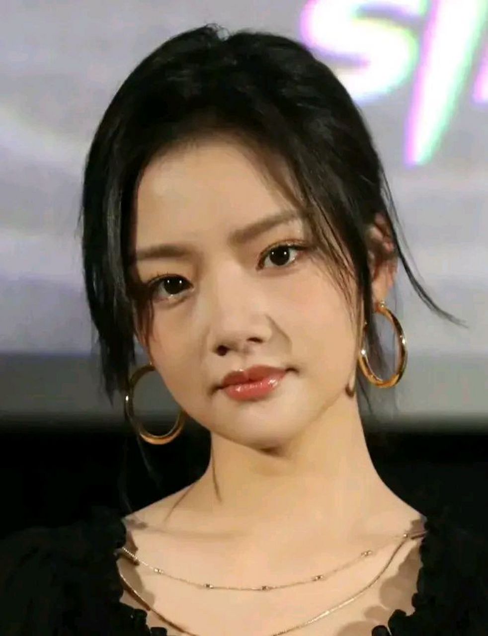 这才是现实中看到的任敏 她好像被自己鼻子坑了,眼睛还是挺灵的.