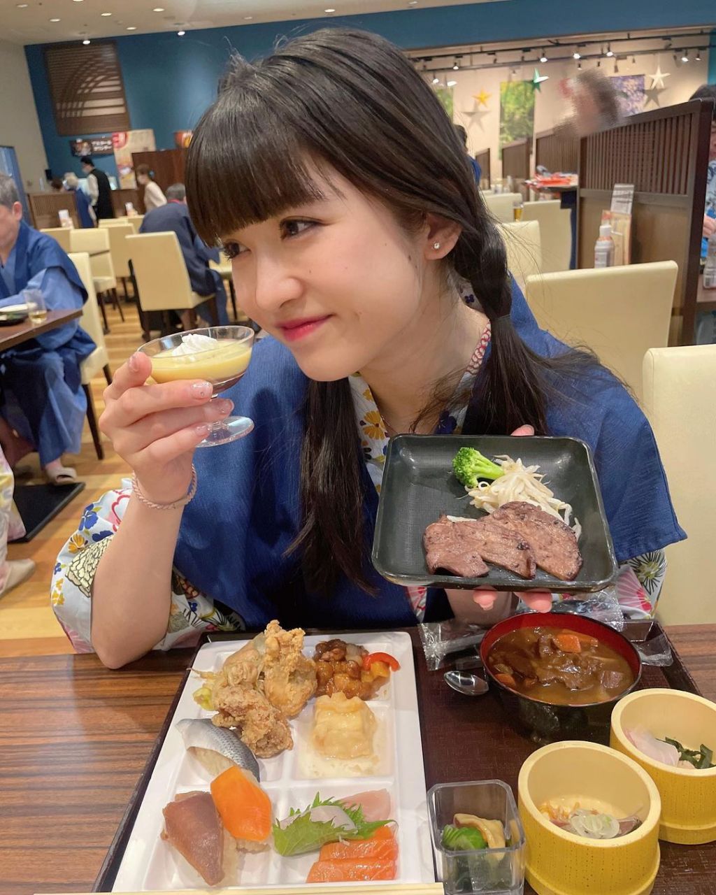 面对镜头一脸满足感. #明星动态# #新井瞳