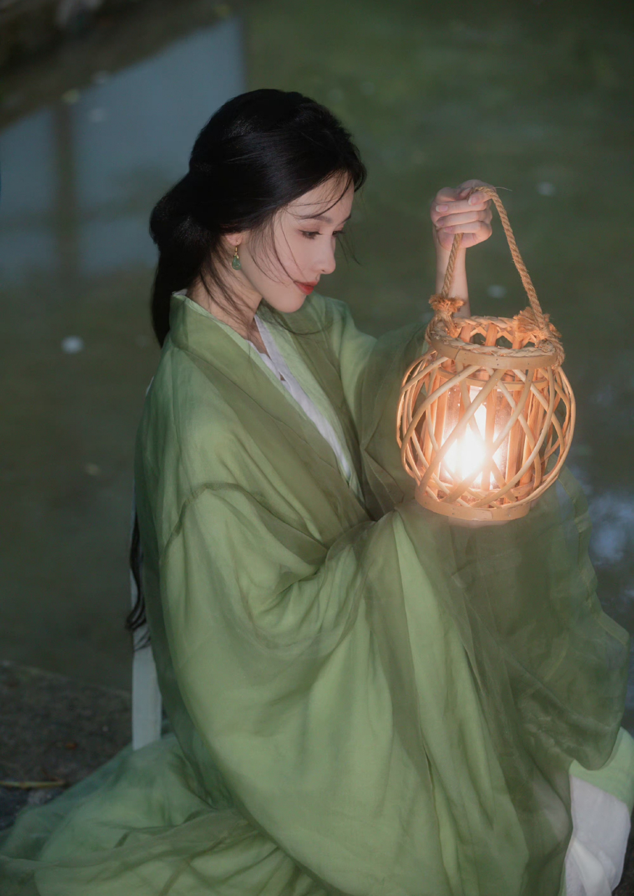 陈都灵的绿衣古装造型好绝,清冷淡雅,又美又仙,宛若林间仙子,美得令人