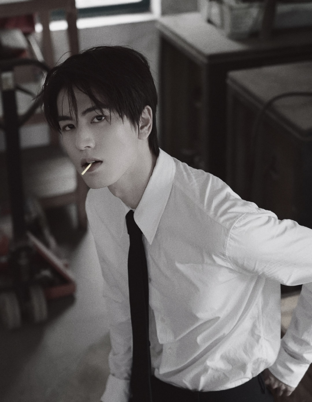 张凌赫晒黑白色调帅照,有高冷学长的既视感了,忧郁的眼神加上略显凌乱