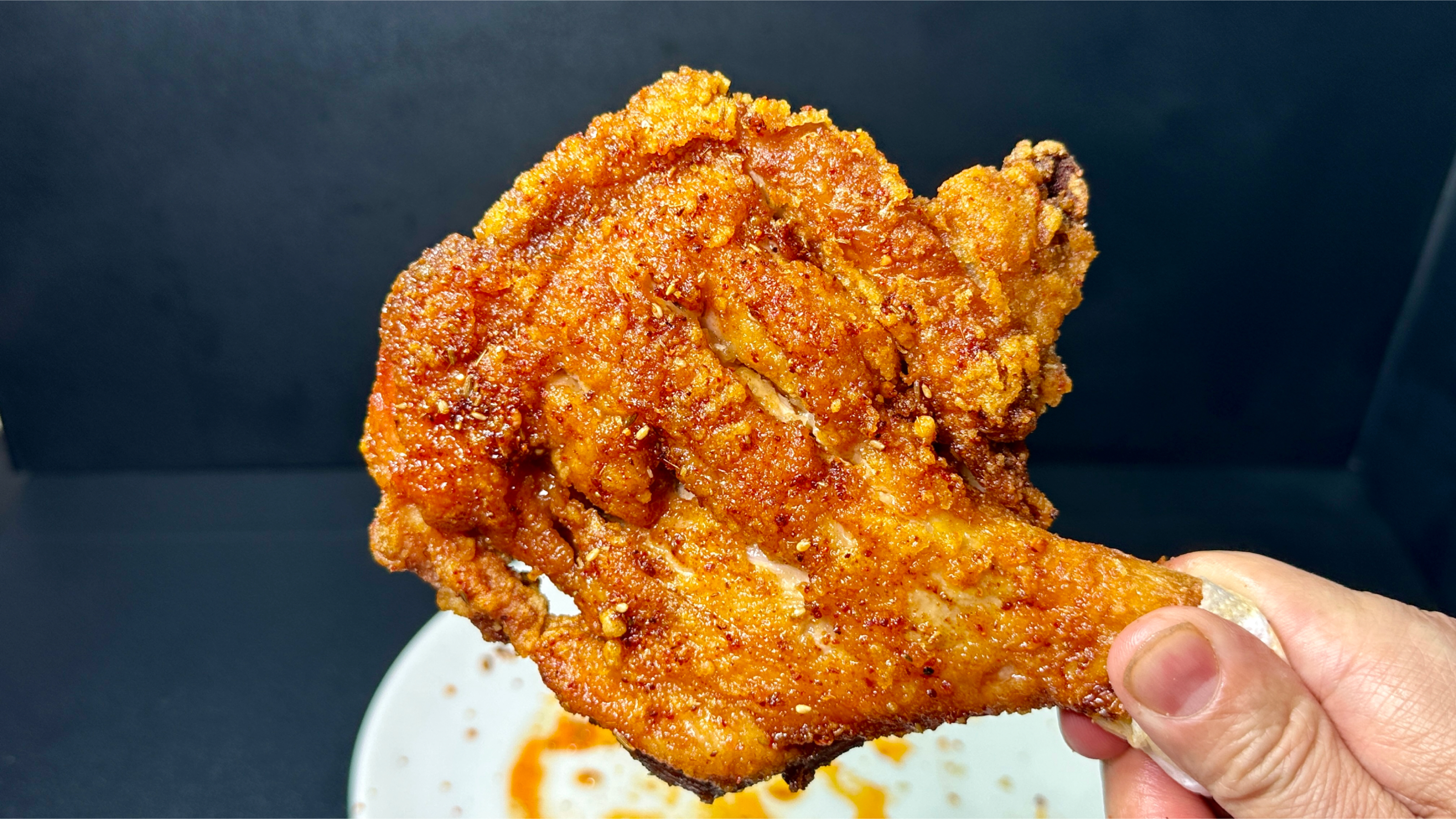 小吃店的招牌菜脆皮香辣炸鸡腿,外皮酥脆鲜嫩多汁也太好吃了