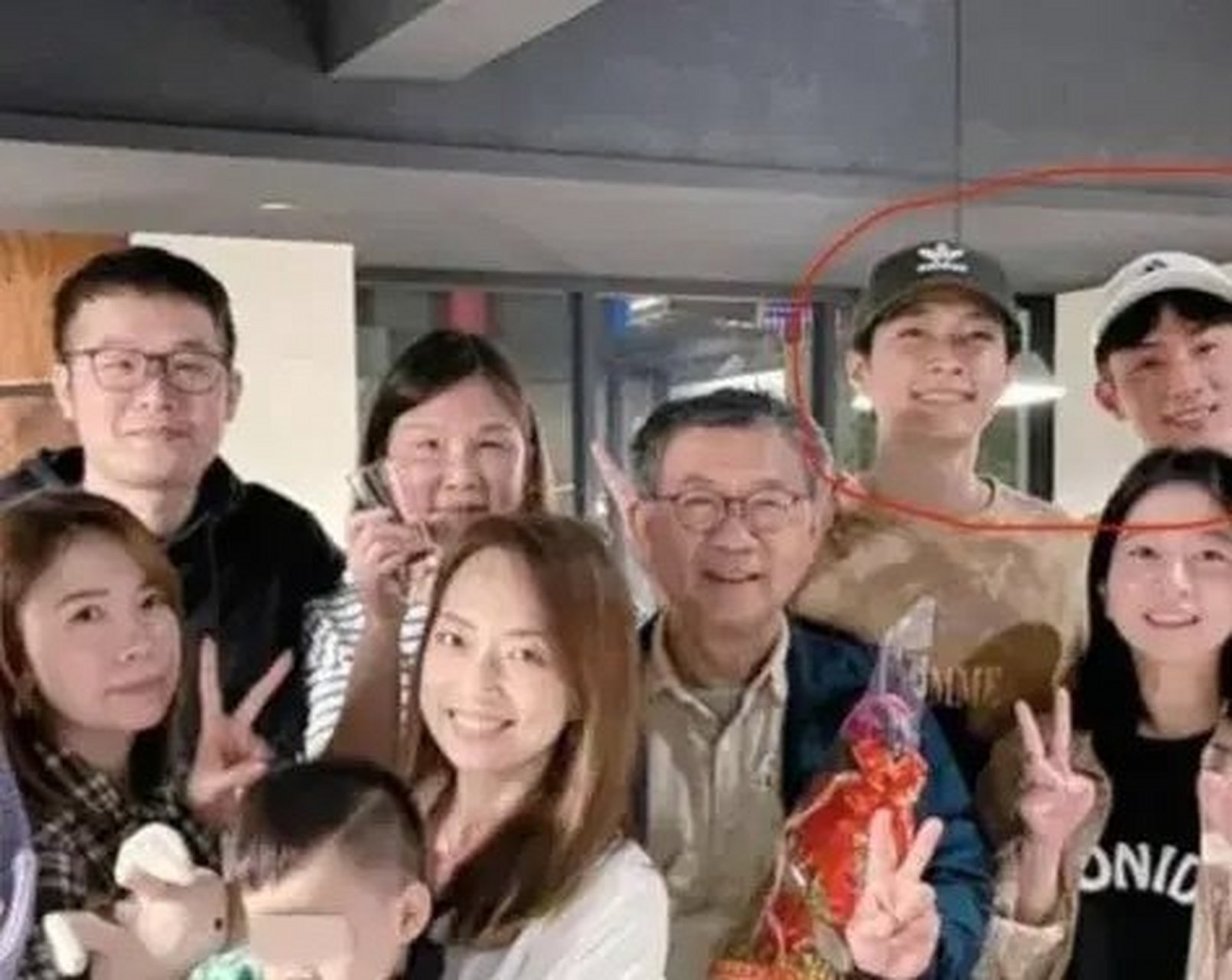 炎亚纶 阿本  狗仔拍到炎亚纶和阿本在一起,他们也是传了很多年绯闻了