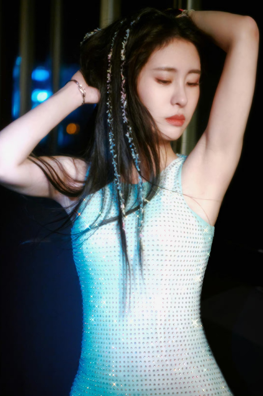 张碧晨# 一袭绿色亮片裙,雪肤玉貌的容颜,性感妖娆的身材,婀娜多姿