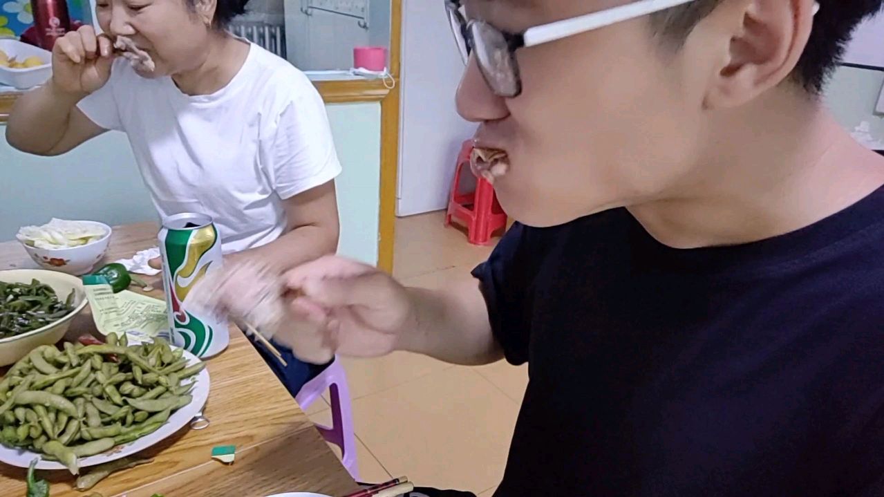 小白今天蒸点五花肉和血肠外加一只烧鸭一口酒一口肉吃的太过瘾了