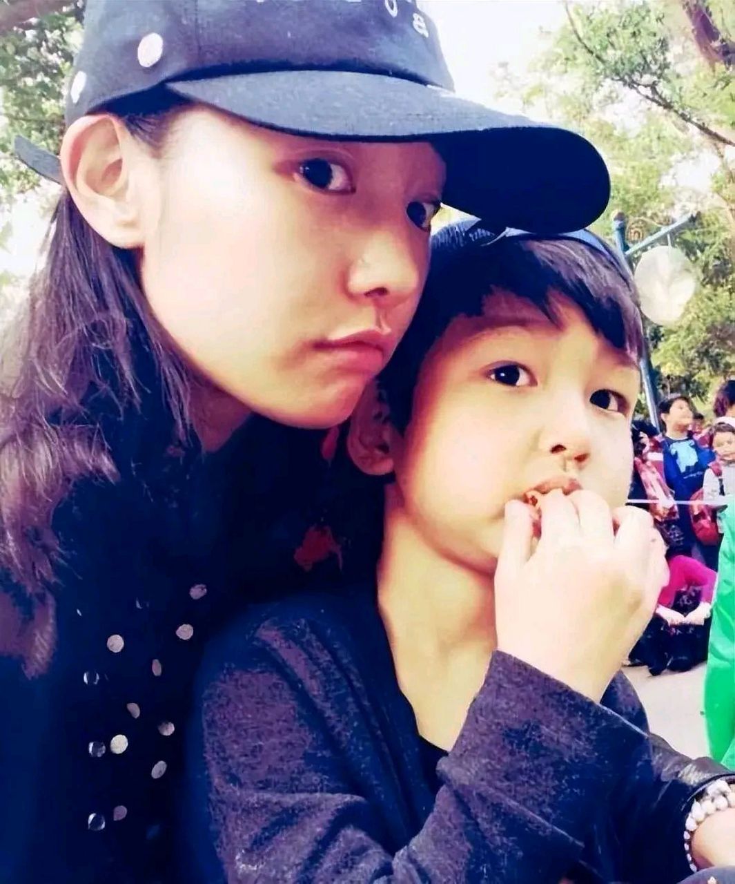 白百合成了两个同父异母的孩子的单亲妈妈. 她和陈羽凡育有一个儿 ..