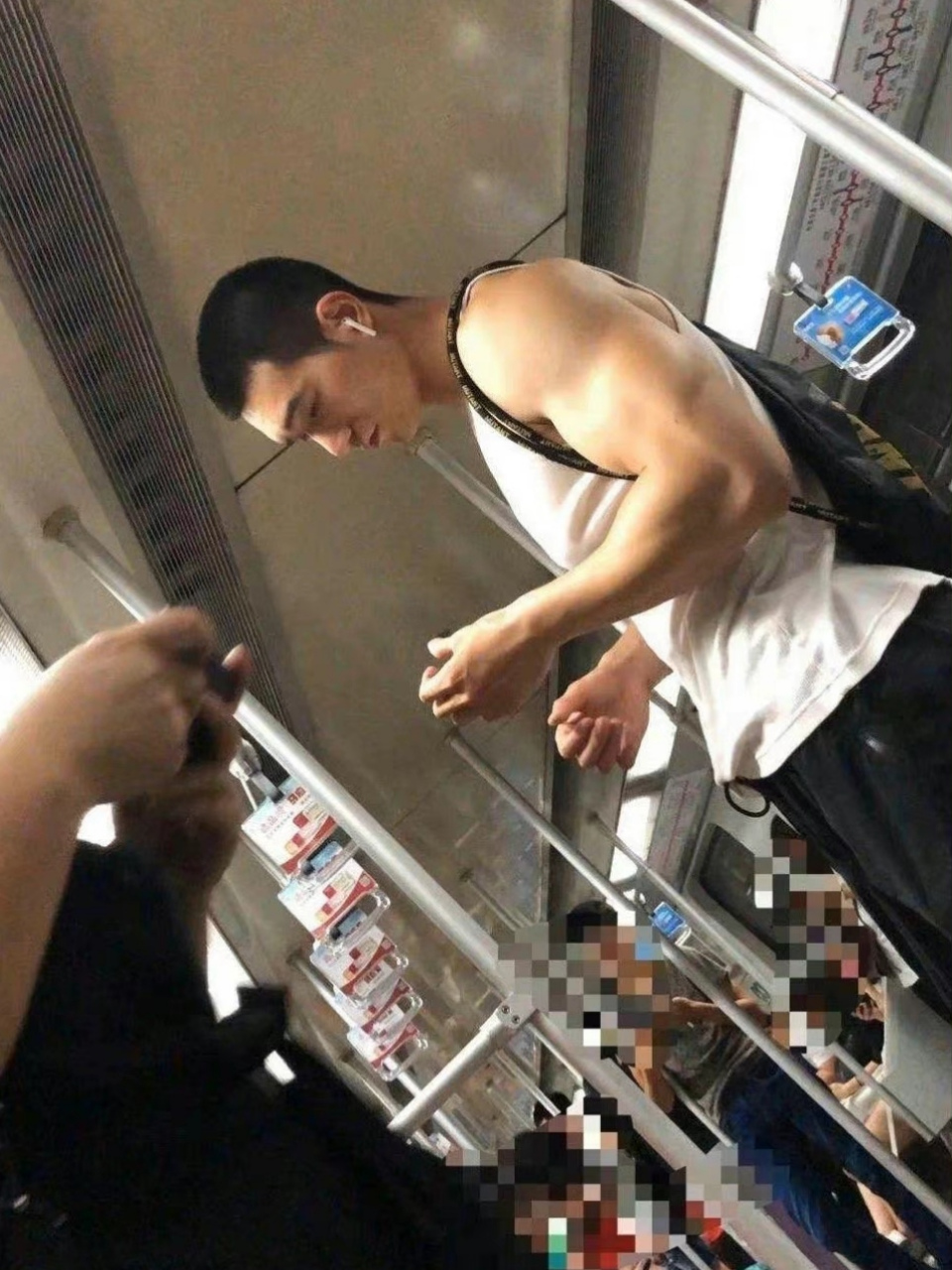 地铁上拍到的寸头肌肉帅哥,这颜值让人挪不开眼睛呢!