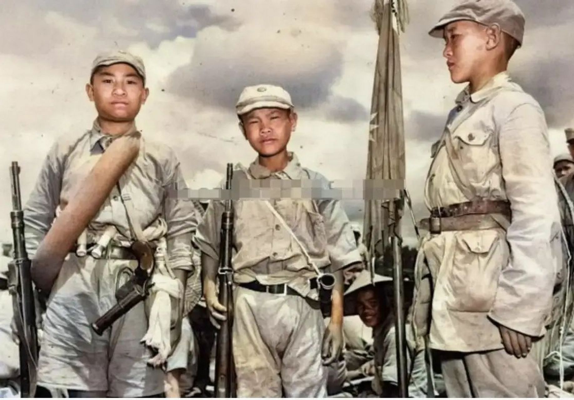 抗日战争时期,三名娃娃军留下的真实照片.