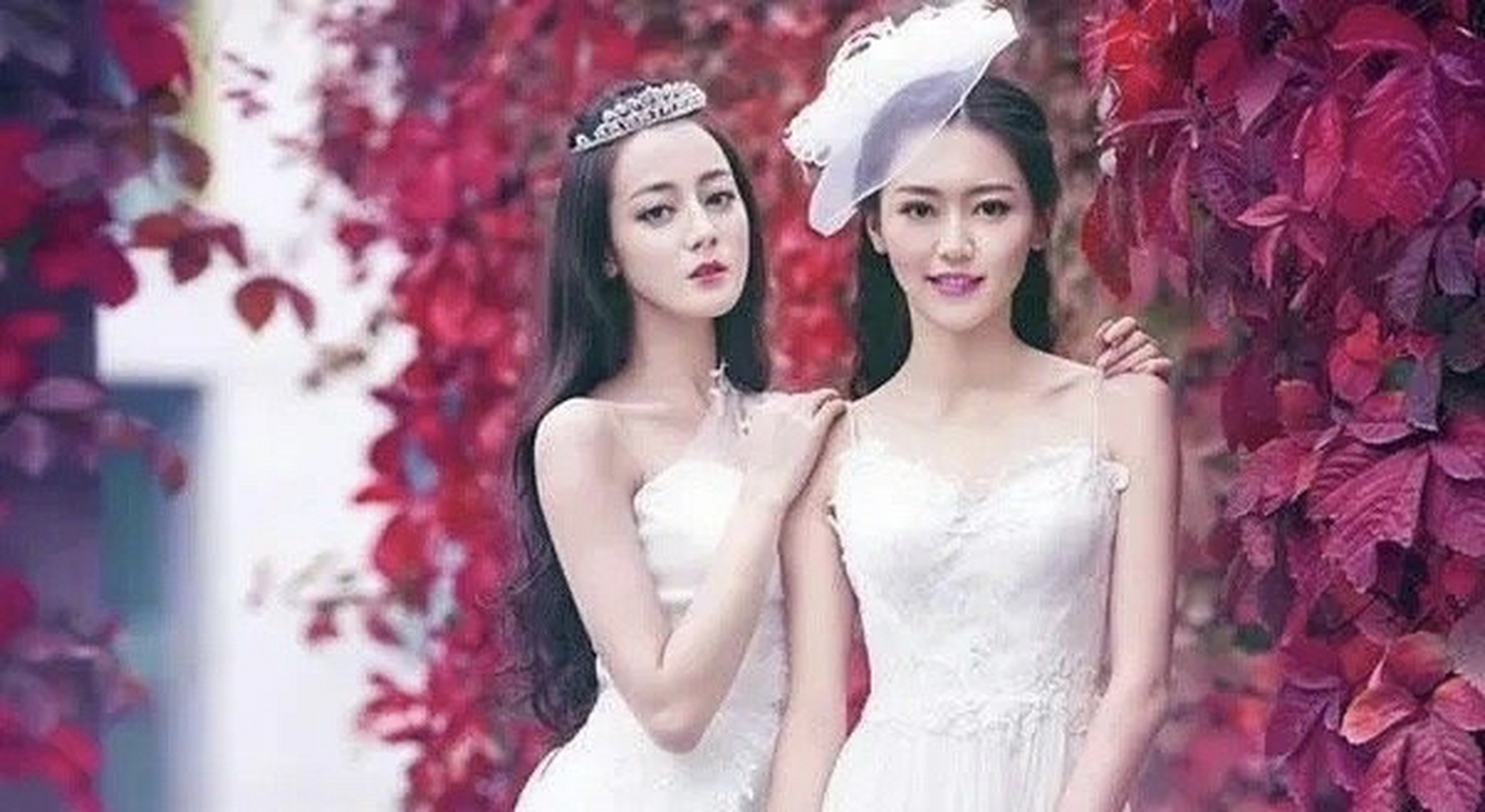 迪丽热巴跟黄梦莹还拍过这种合照,两人差不多时间进入嘉行,一起拍了