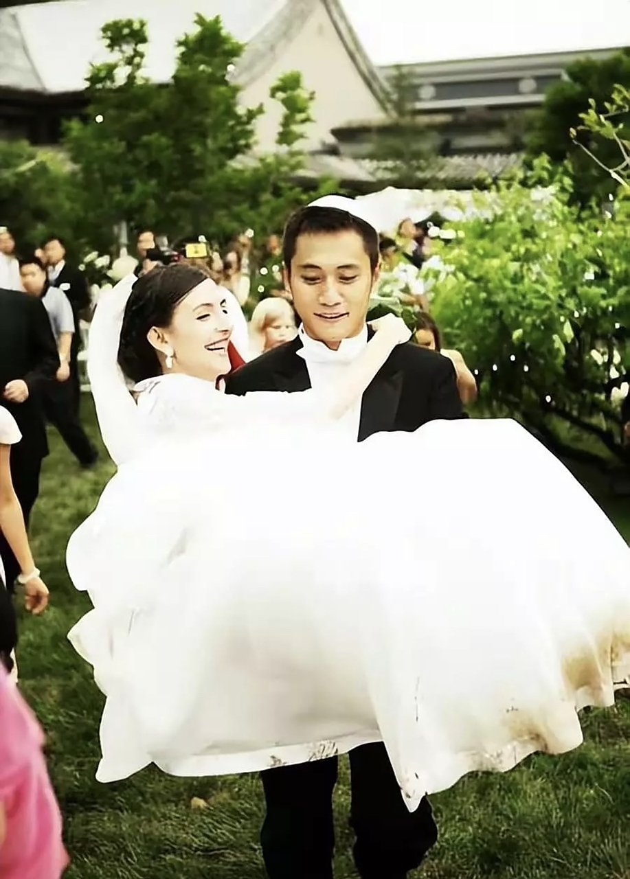 6月16日,有网友偶遇到刘烨老婆,并晒出视频,视频中的安娜穿着军绿色