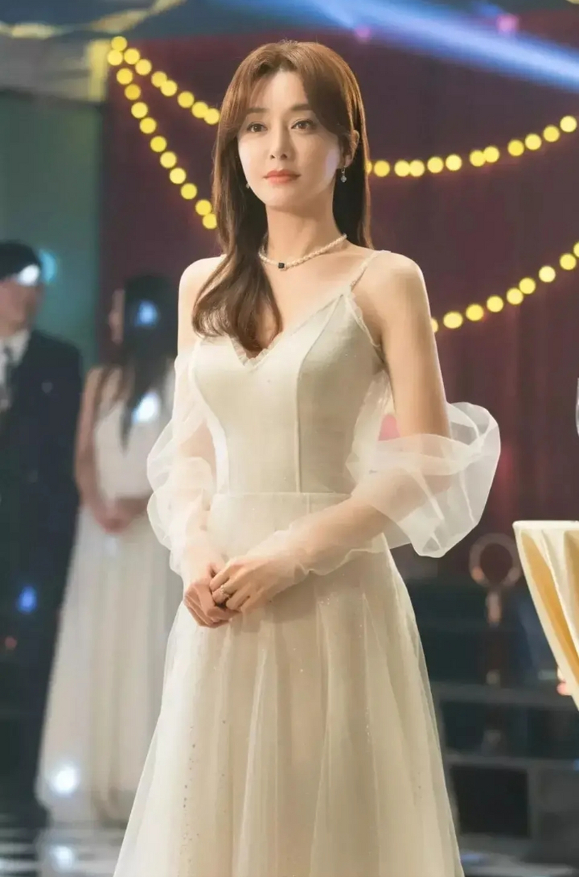 秦岚[撒花][撒花][可爱]复古白色吊带裙,梦幻空灵,朦胧神秘,摩登优雅