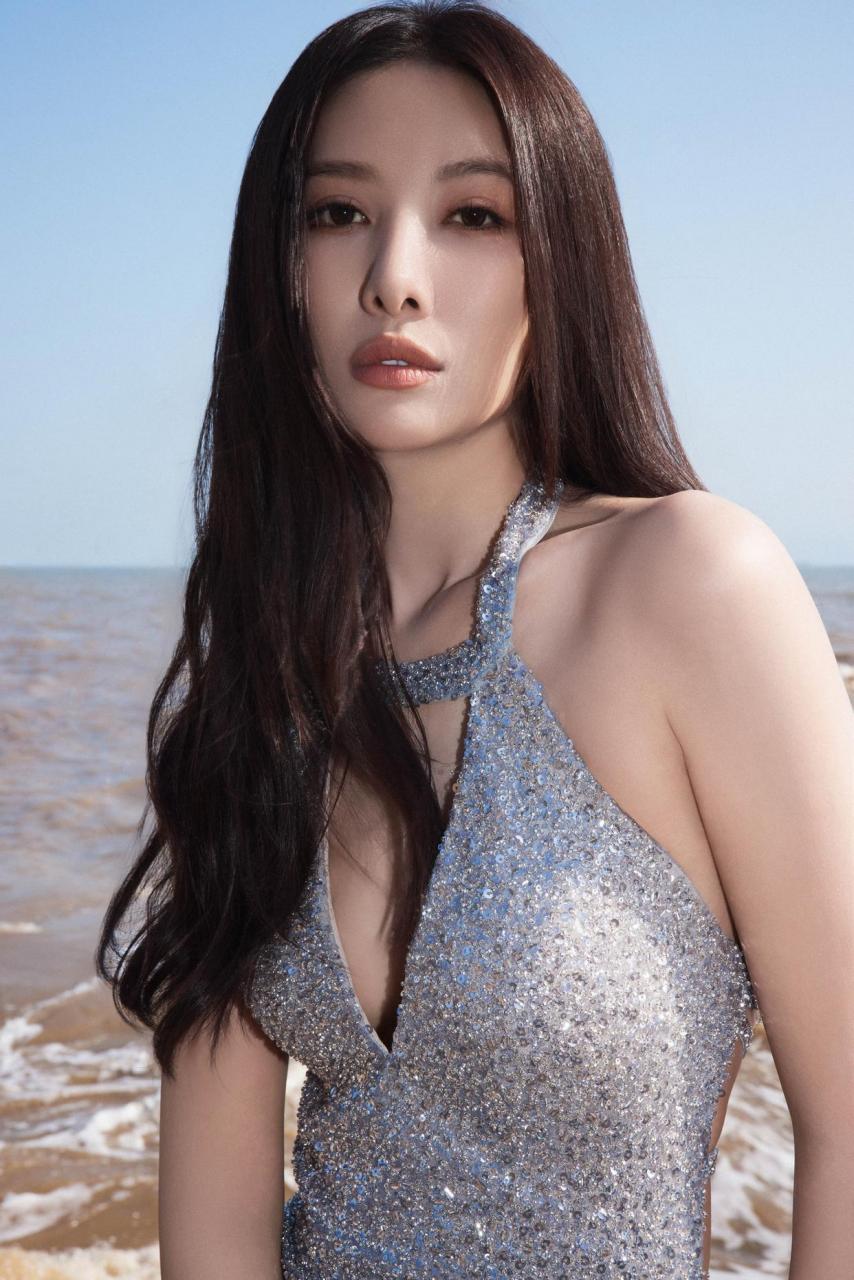 吴优身着深v挂脖露背裙,在海边拍摄唯美写真.