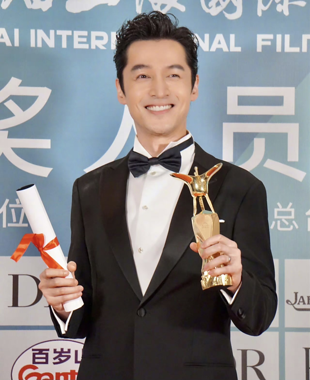 上海电影节金爵奖最佳男演员奖现双黄蛋,由胡歌,大鹏捧走影帝奖杯