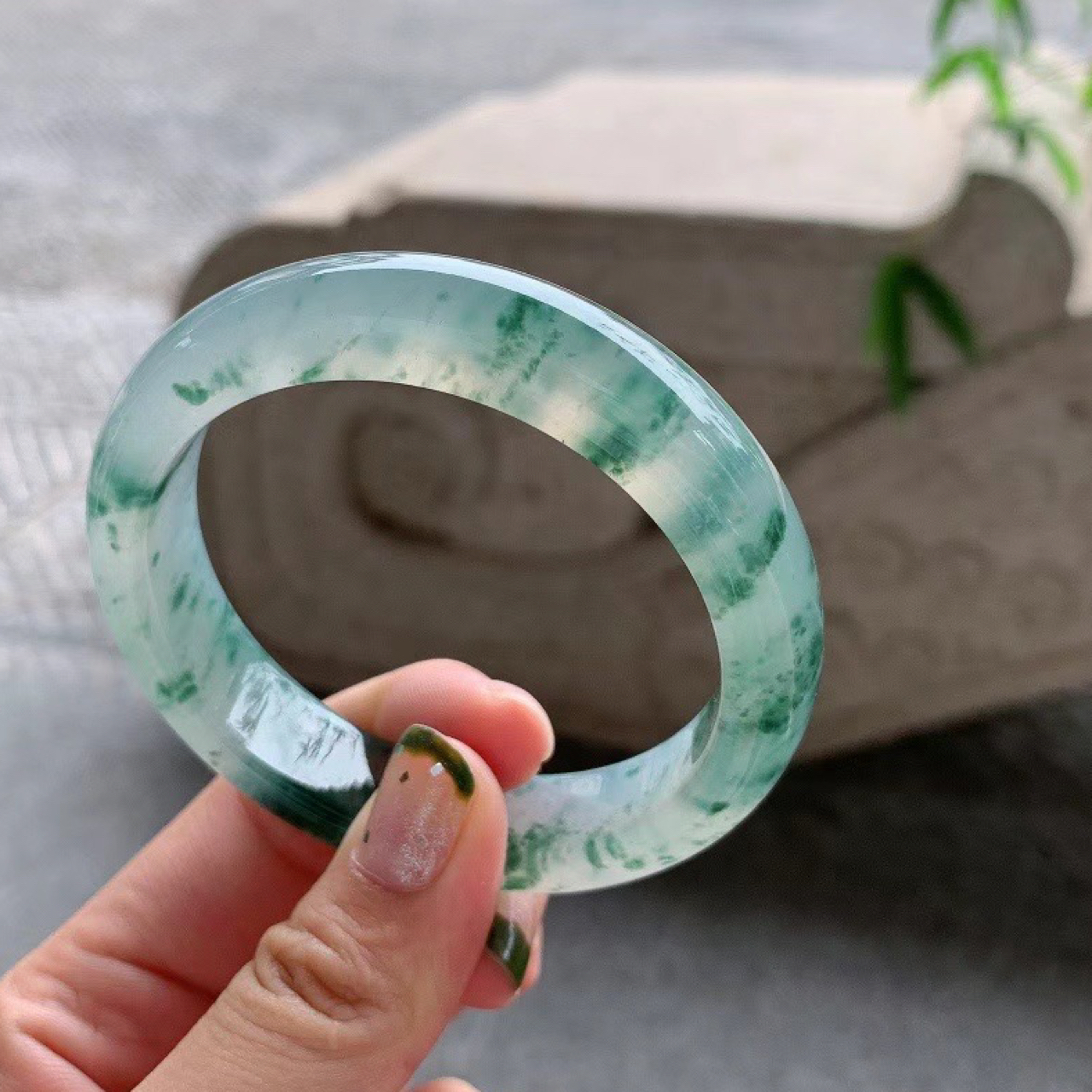 天然翡翠冰底飘蓝花手镯|一款缅甸翡翠冰底兰花颜色漂亮的手镯