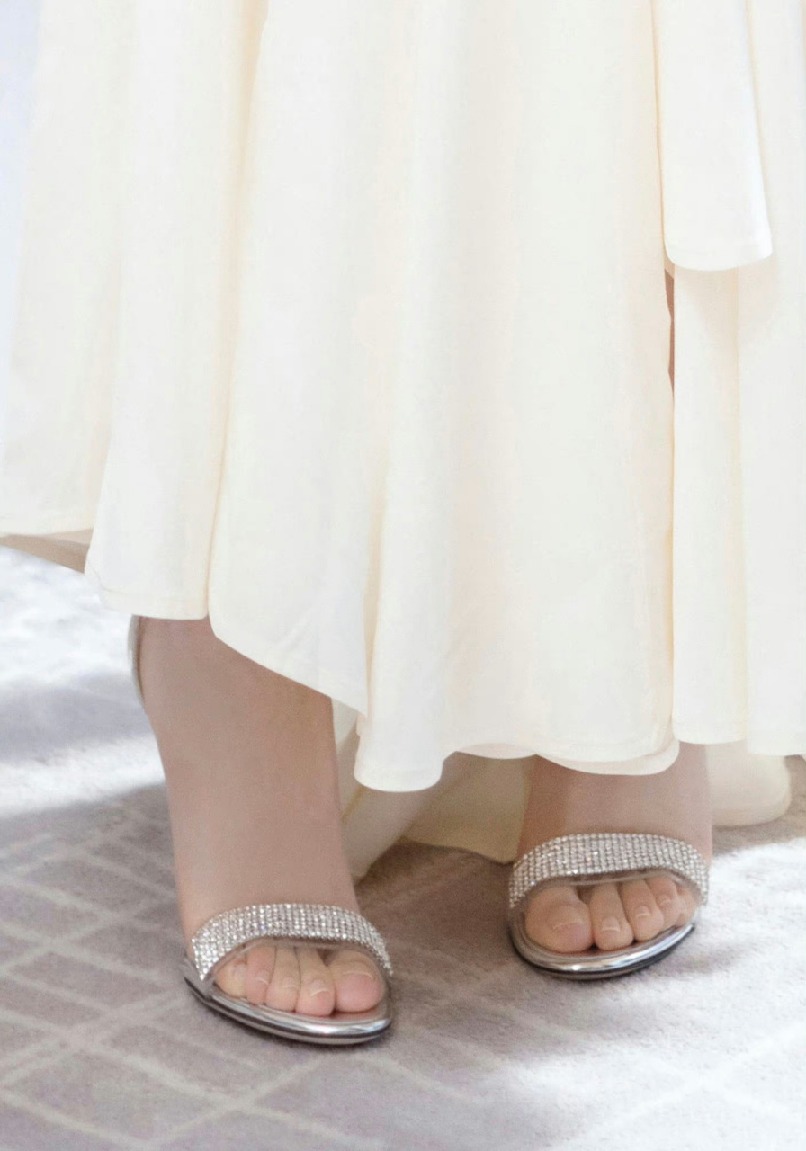 演员杨紫美脚摆拍照,2016年,杨紫凭借主演的都市职场女性剧《欢乐颂》