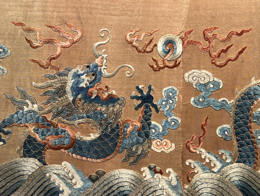 宫廷黄地龙纹刺绣横幅挂屏