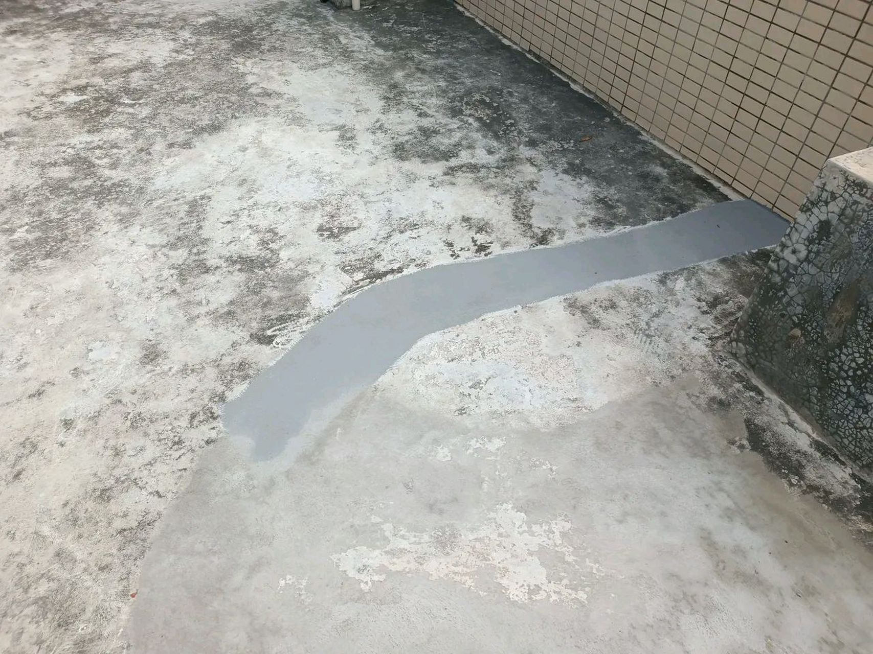 为什么现在农村的自建房楼顶这么容易裂开漏水,以前的青砖房的楼面好