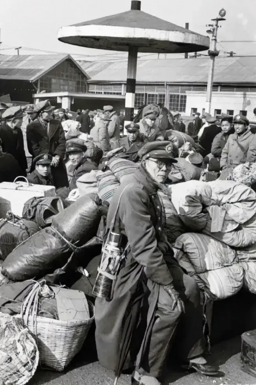 1948年,解放战场,国民党军队节节败退,南方某个火车站,国民党军官打包