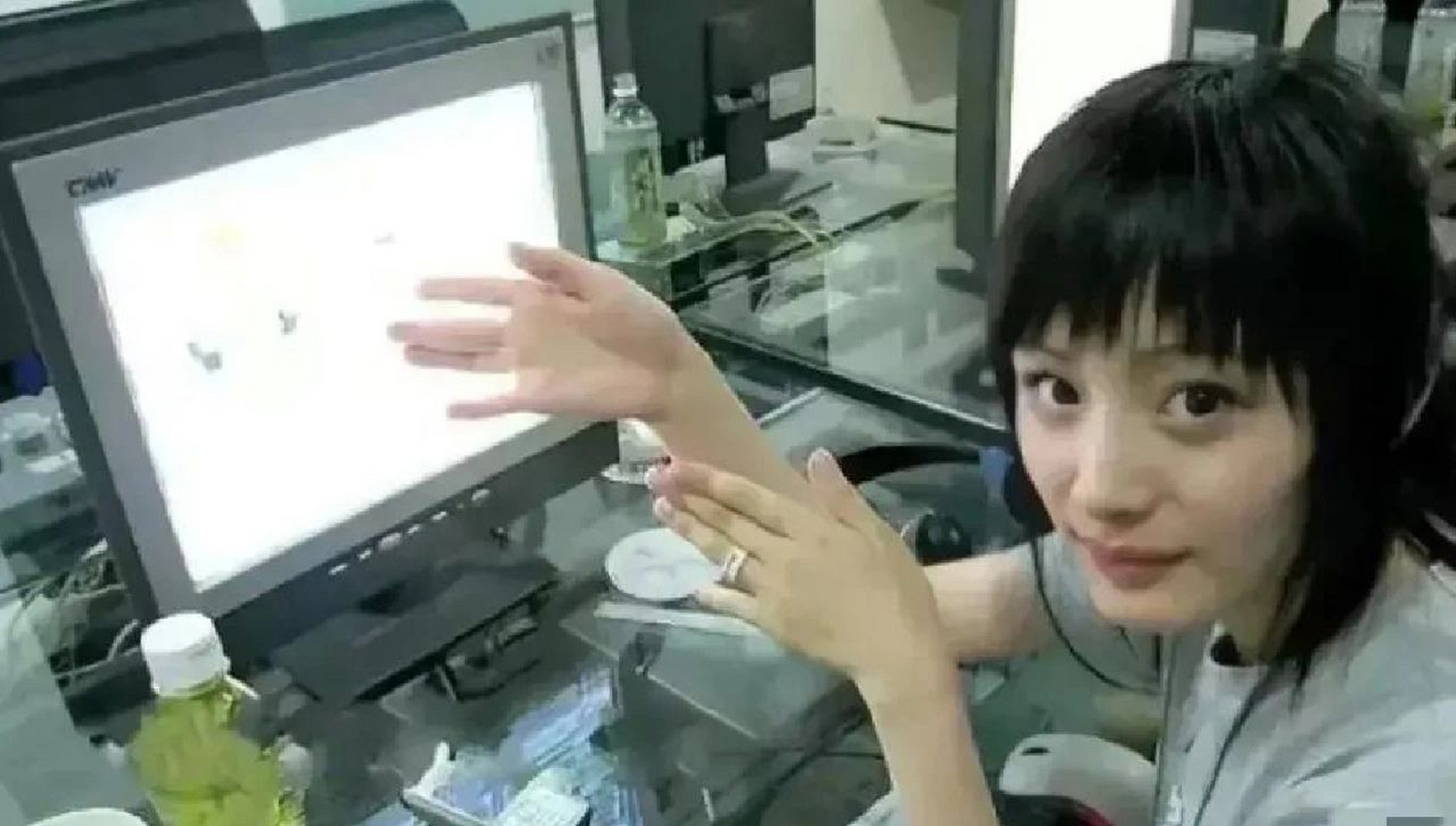 2005年19岁的杨幂在网吧上网被同学拍了下来,那年她考上北京电影学院