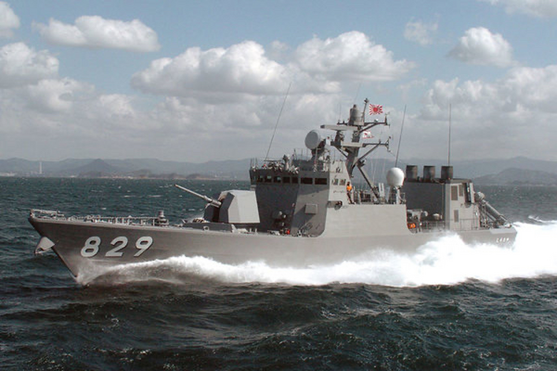 日本出动"导弹艇(见图一)"来应对解放军两栖攻击舰通过"大隅海峡"!