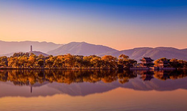 当年,那"万山红遍,层林尽染"的橘子洲头,如今是何等风貌