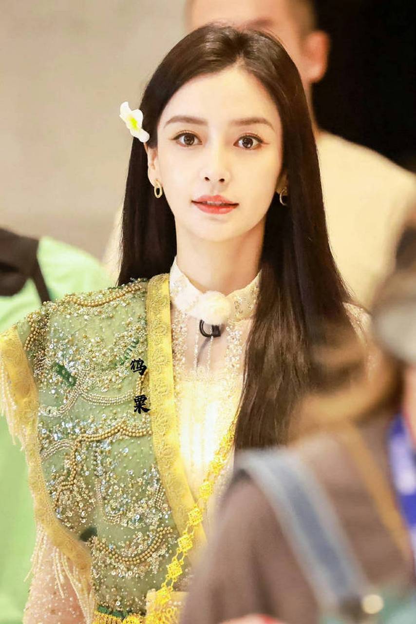 《跑男》造型照 穿提花丝绸长裙好美  在6月10日,angelababy在社交