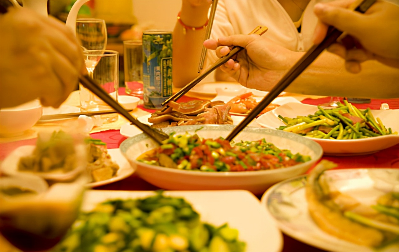 别带着你的朋友一起去蹭饭. 2,劝菜可以,不要给别人夹菜,公筷也不行.