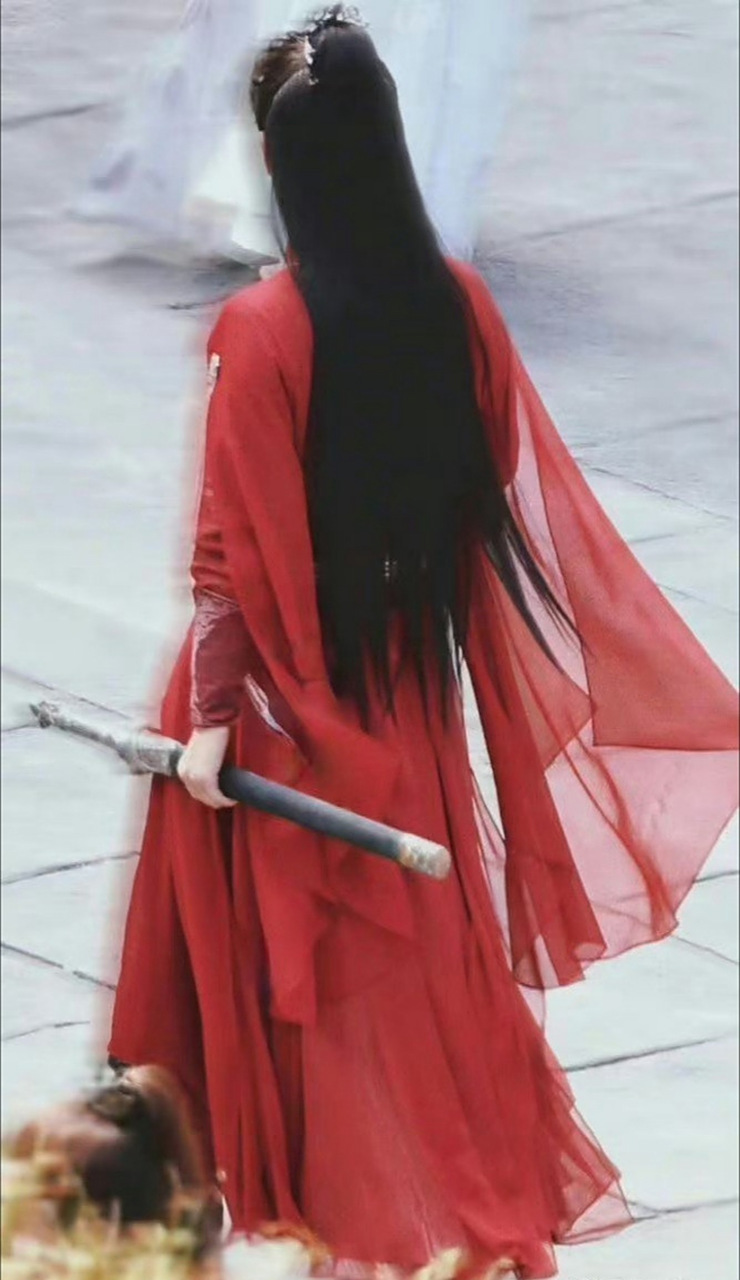 看到李莲花这个背影对比,好心疼啊,曾经意气风发的少年郎啊!