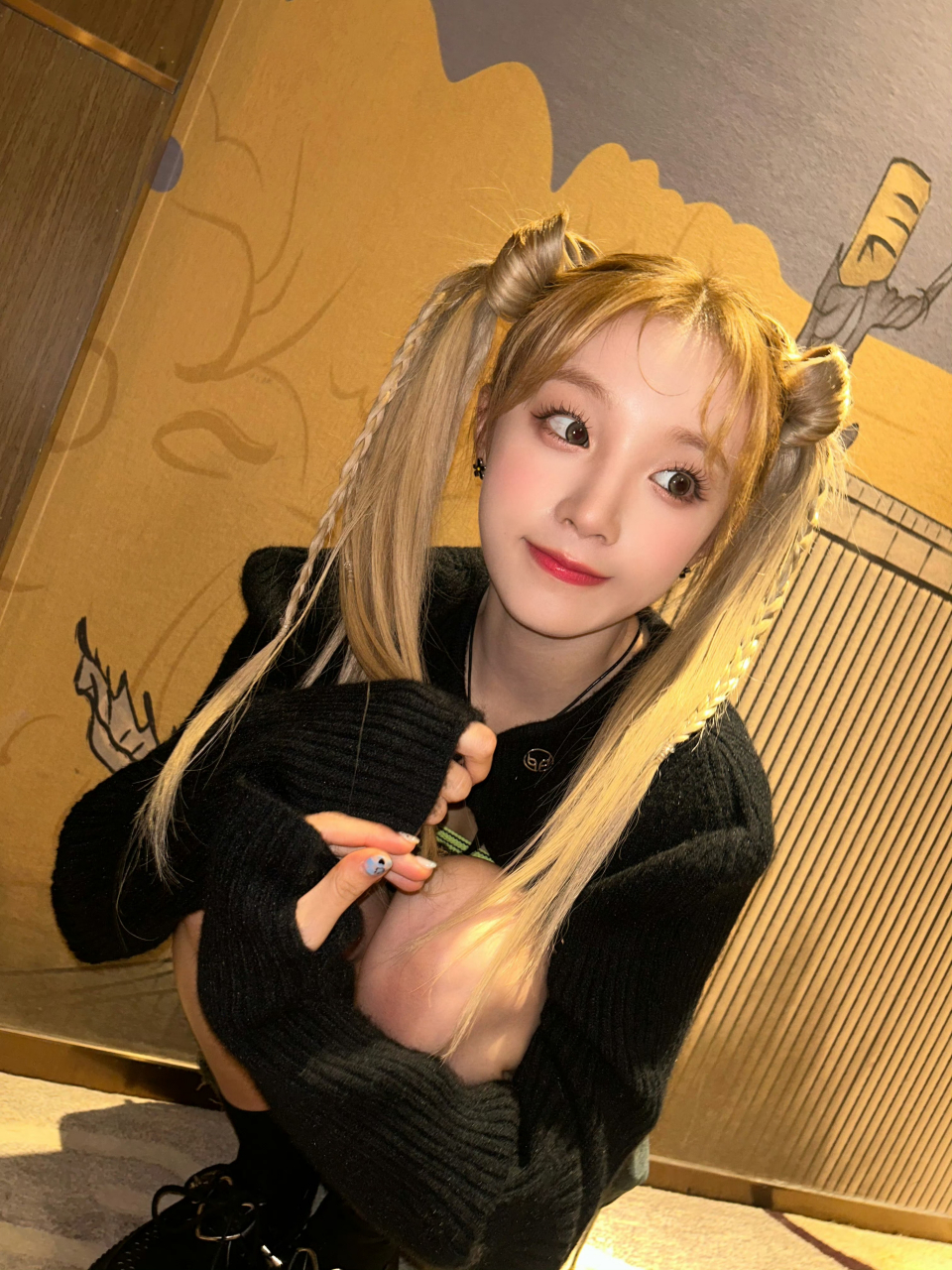 宋雨琦在社交平台发布了金发双马尾造型的照片