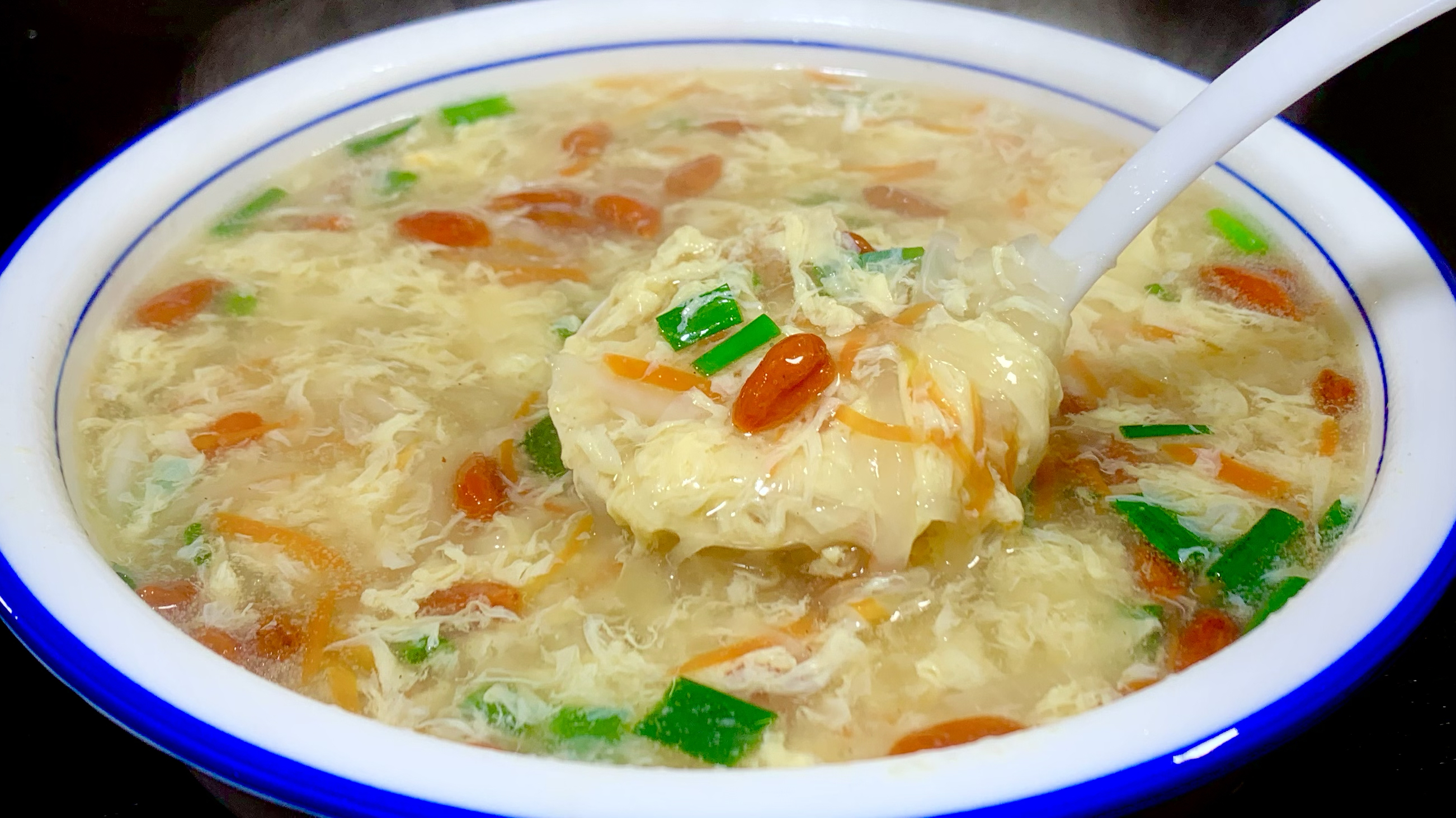 冬天要多喝萝卜鸡蛋汤，学会一招，汤甜浓白，营养美味又健康