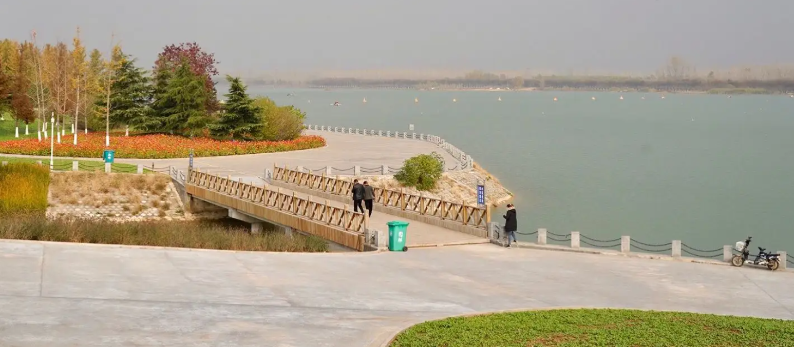 邳州银杏湖风景区,是一个综合性旅游胜地