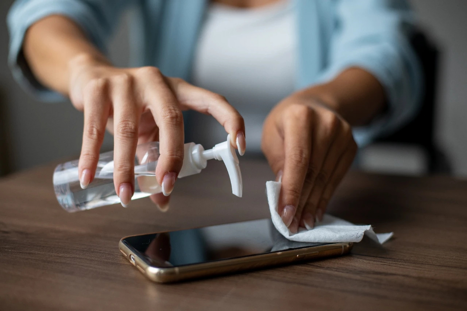 很多人都没意识到  其实使用少量酒精擦拭手机并不会腐蚀屏幕.