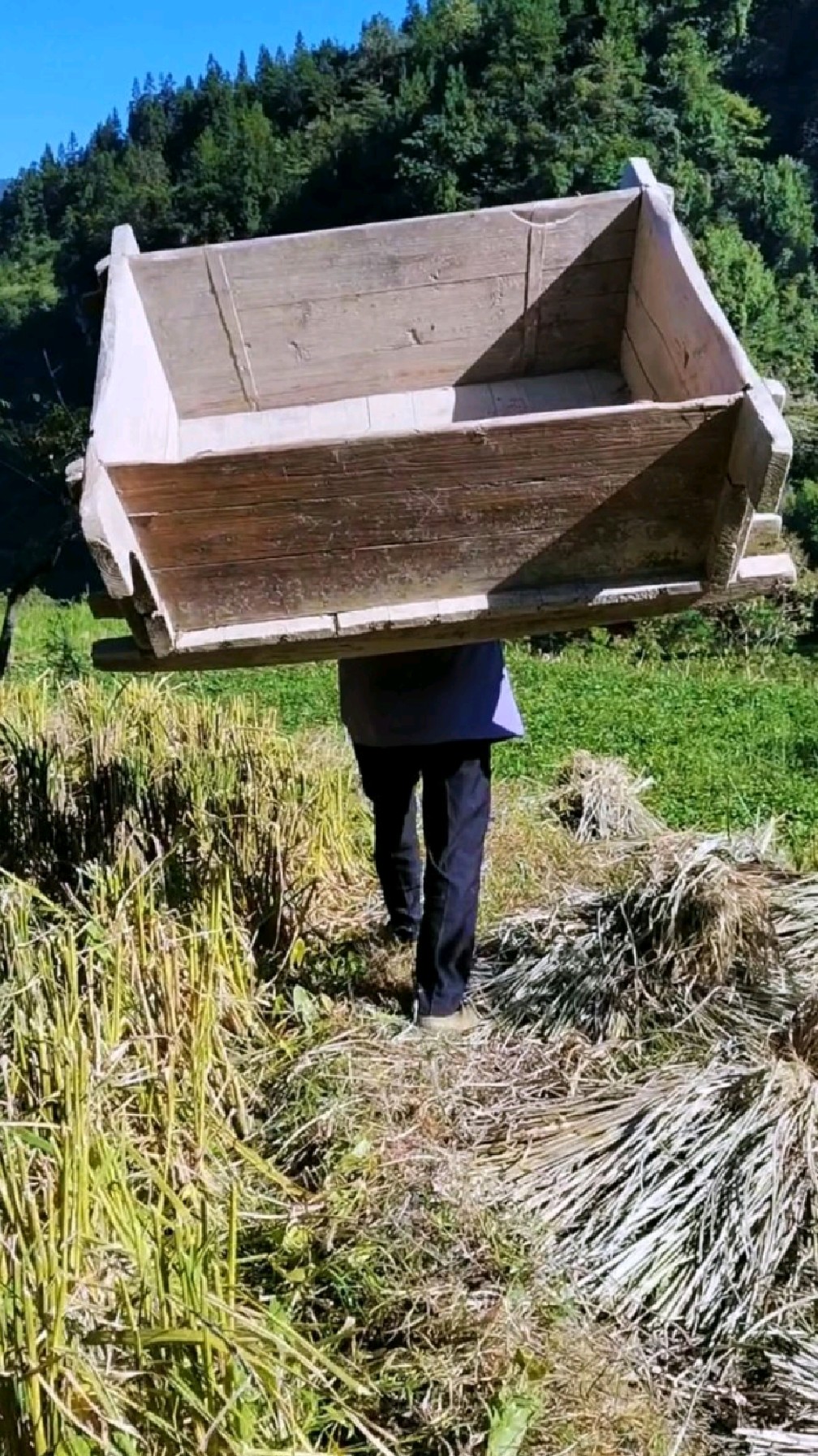 65岁老人扛150斤的斗,现在90%的年轻人扛不动