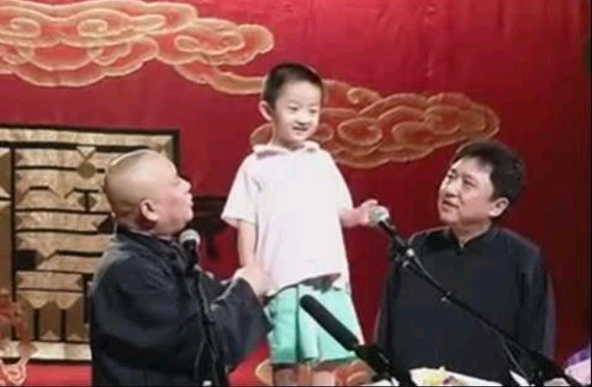 于谦儿子于思洋小时候又聪明又调皮,学习不上心考试不及格,被老爸给训