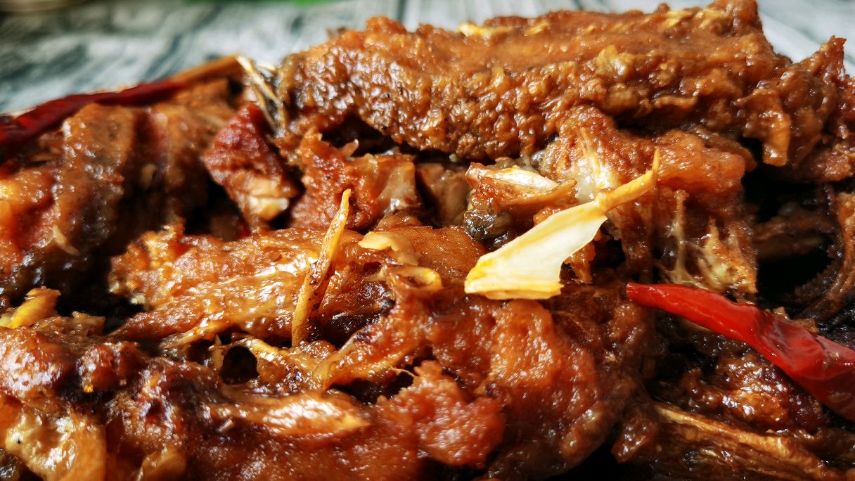 用高压锅制作酥鱼,骨酥肉烂滋味浓郁,比鱼罐头还好吃