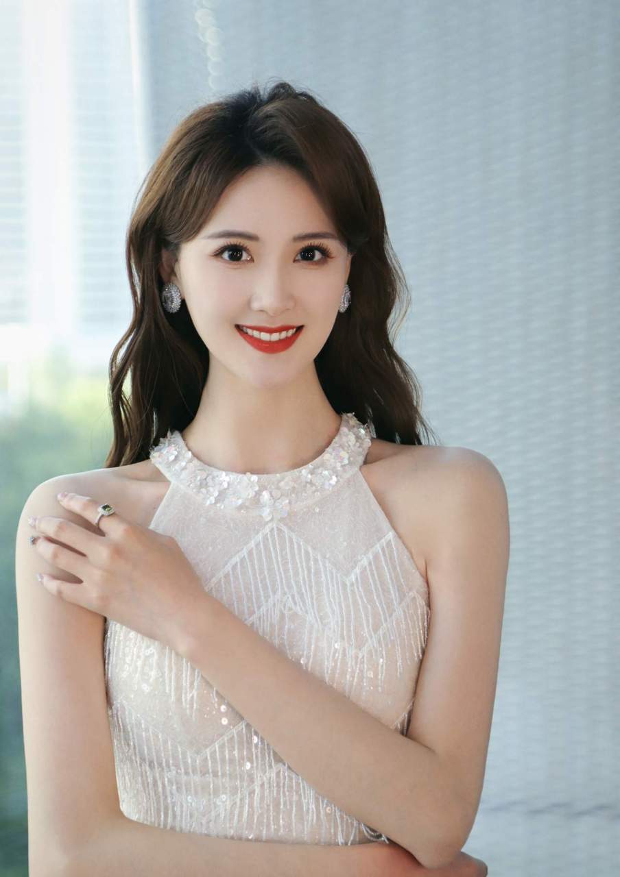 央视主持人,与刘亦菲一起气质不输,身材颜值满分 - 李丹儿 美丽大方