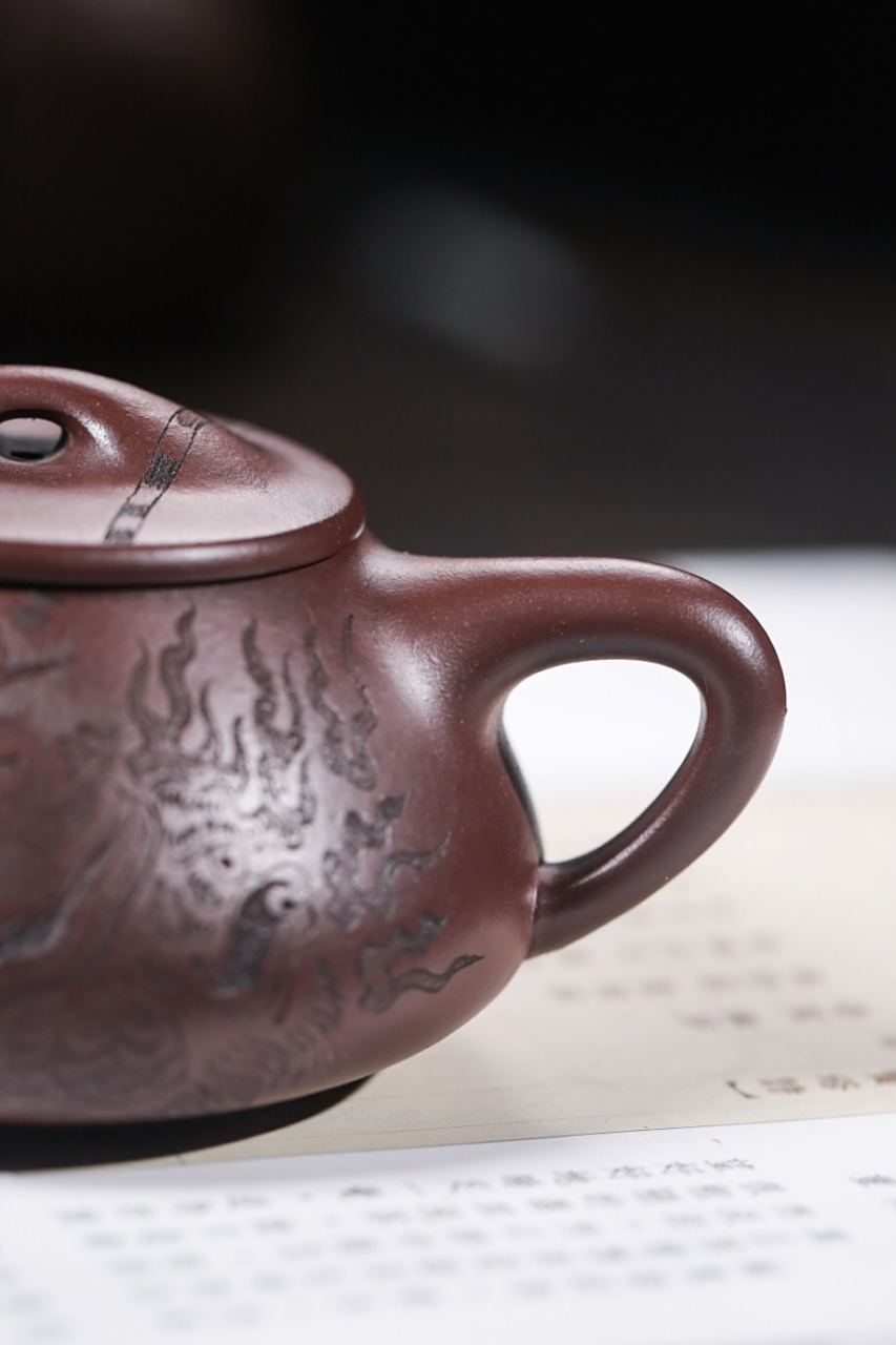 想养好壶,就要尽量选择质地上乘的紫砂壶,那些低劣,残缺之壶养得再好