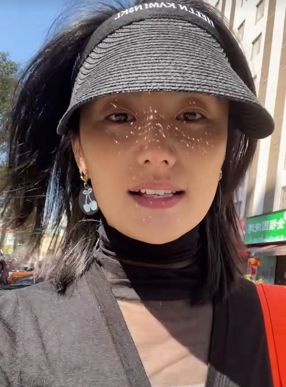 海哈金喜去练钢琴,女儿小夏夏跟着妈妈一起弹奏,一脸认真的模样很可爱