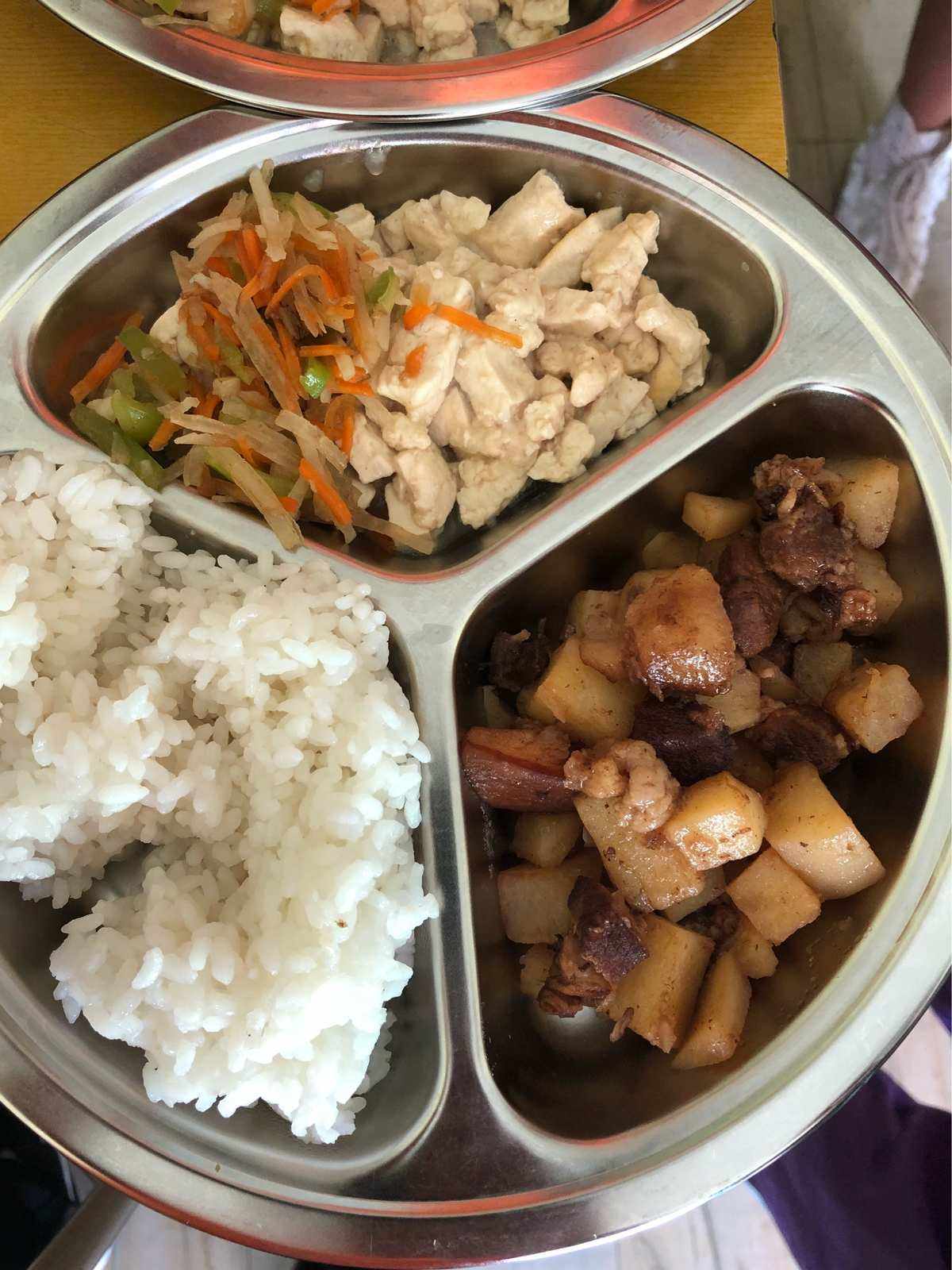 儿子自从上高中起就没有在学校食堂吃午饭都是早上我在家里做好