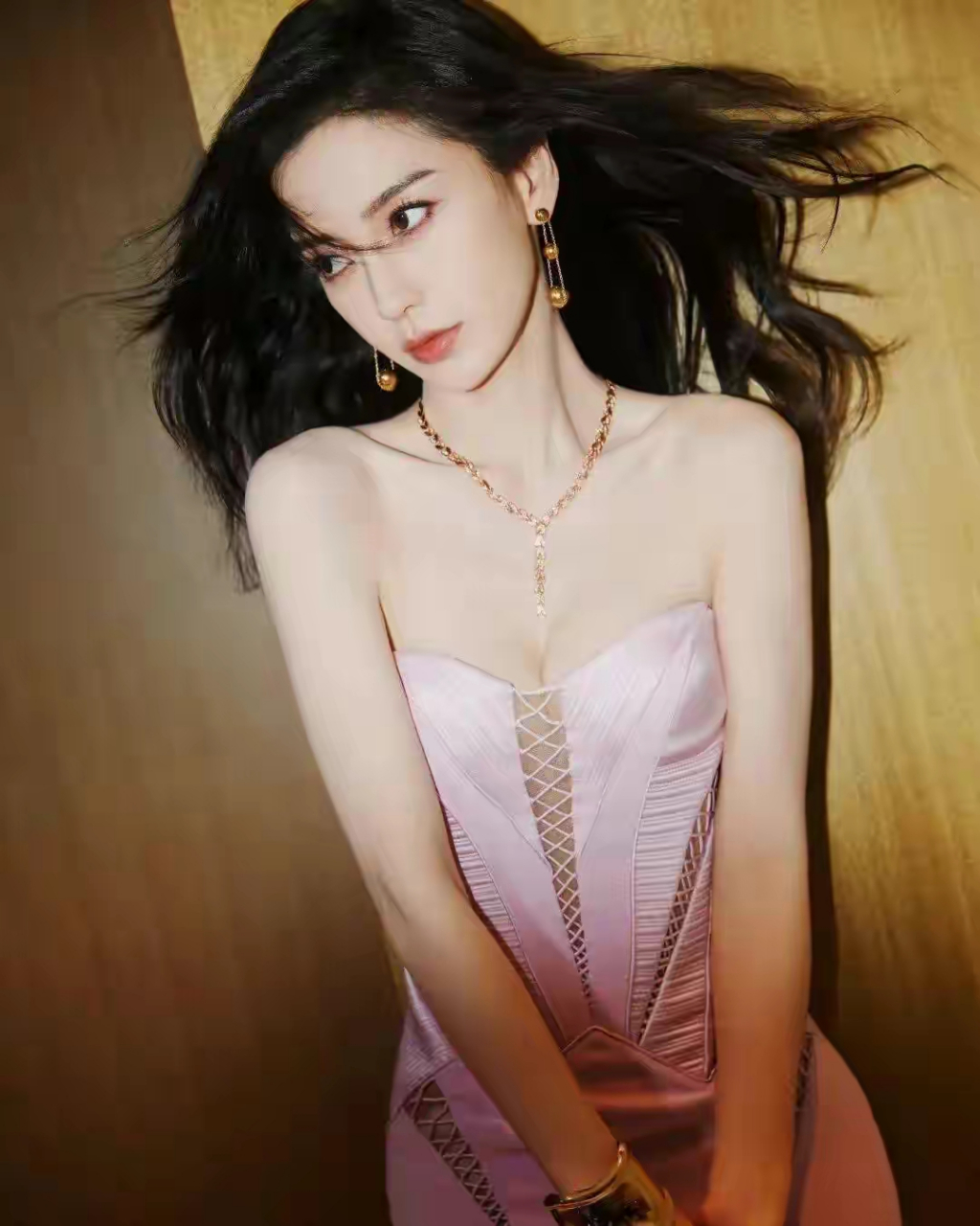 杨颖亮相时尚芭莎红毯,低胸大露背,驾驭大面积镂空,实在太美了