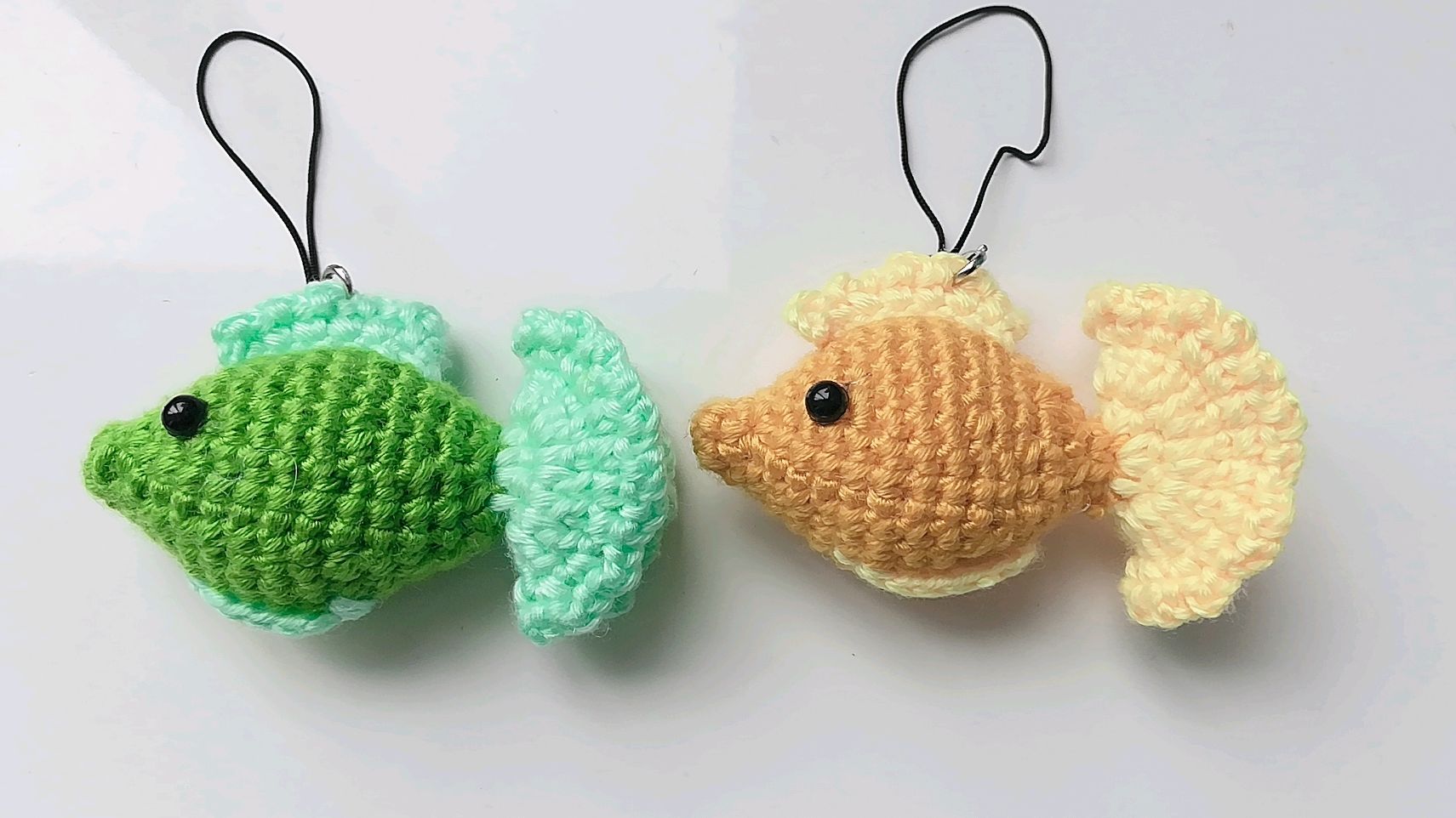 钩针编织;小鱼挂件,喜欢吗?赶紧拿起钩针来钩一个,太好看啦