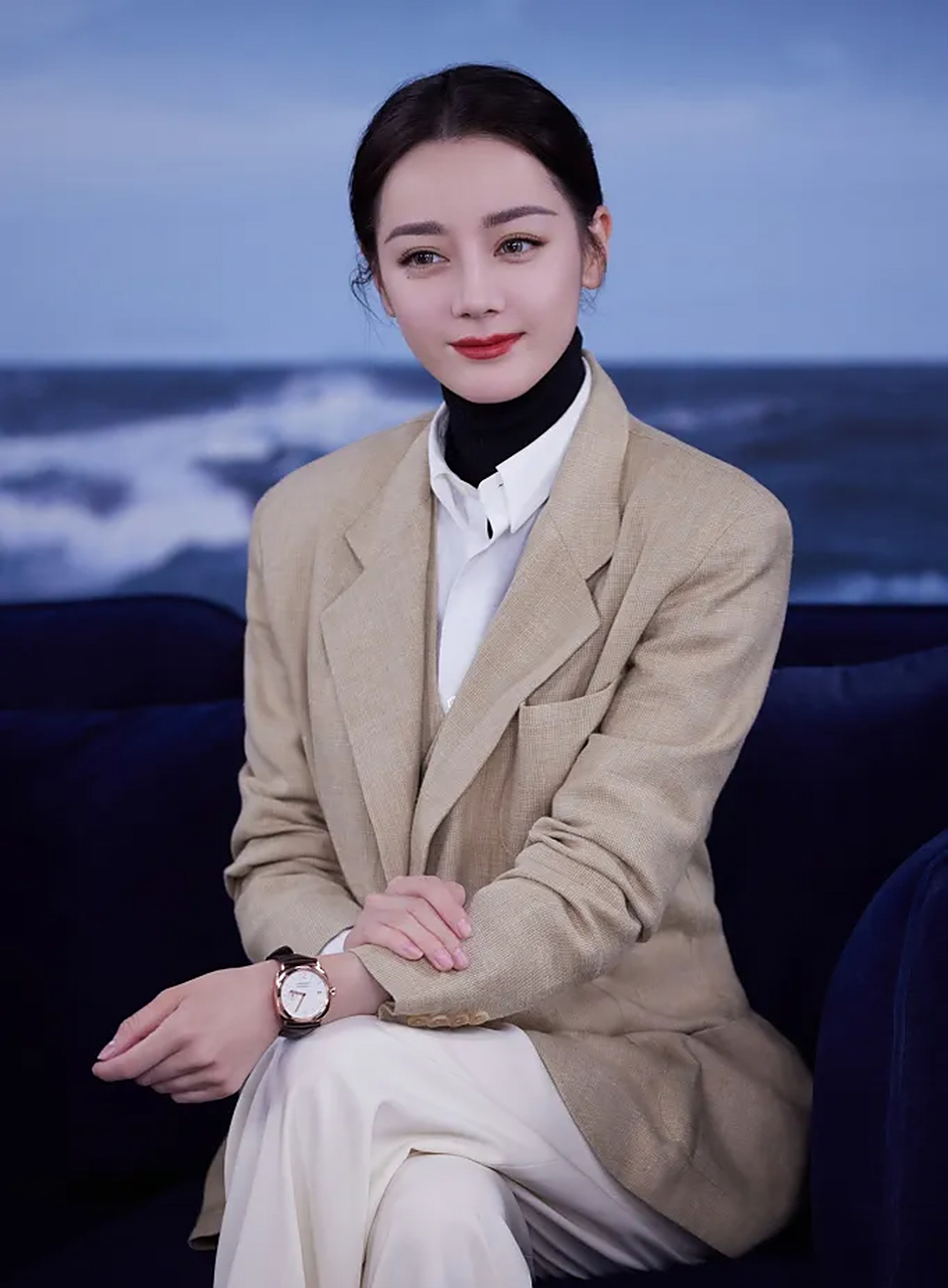 迪丽热巴素色西服,终于有一次不是浓妆艳抹的了