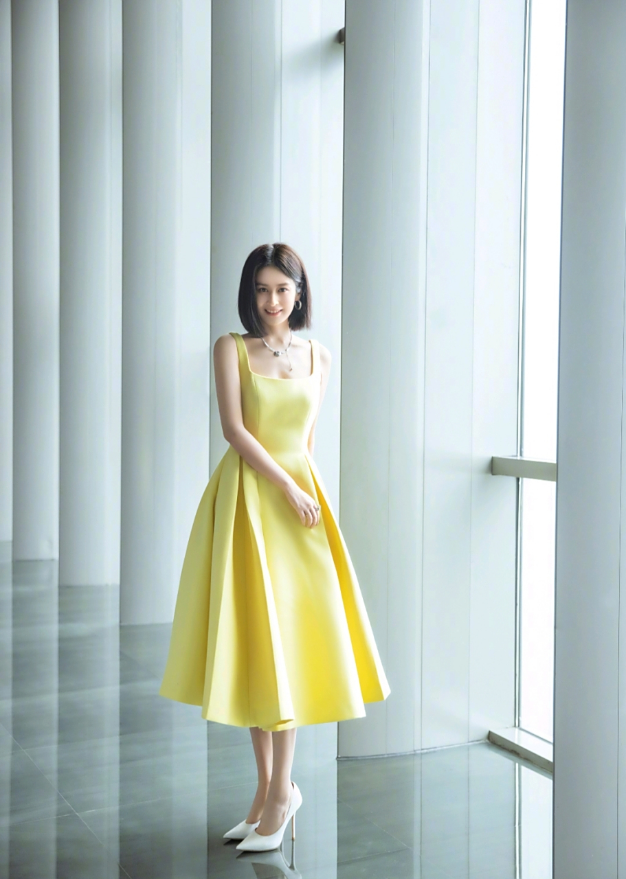 颖儿一袭黄裙搭配利落短发,清新靓丽,精致洋气!