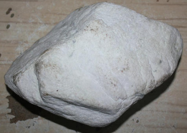 白岩沙翡翠原石的特征,你了解吗?