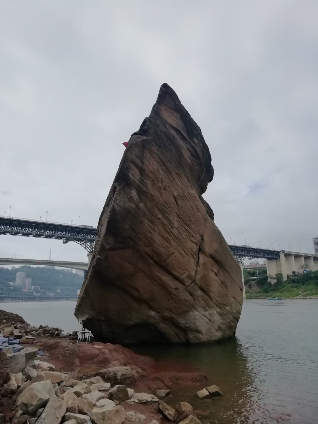 重庆牛角沱岸边的纱帽石