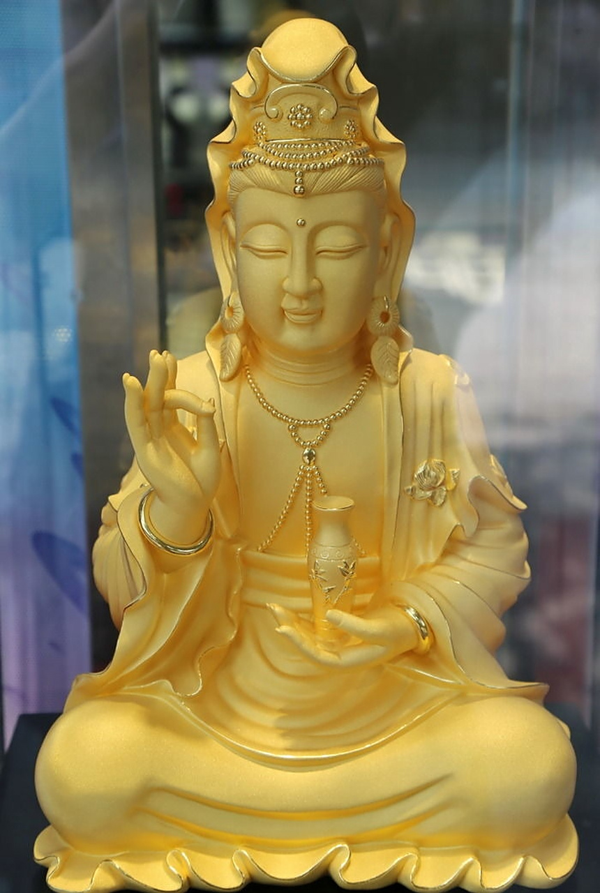 男子花80万拍"足金观音像"检测发现竟是铜像,退库需证明此像是彼像