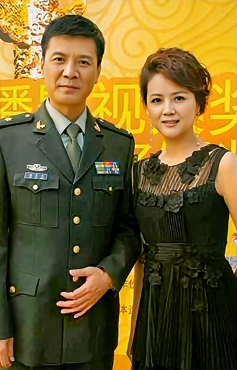 国家一级演员茹萍气质优雅,温婉含蓄,与老公恩爱23年,一家四口幸福