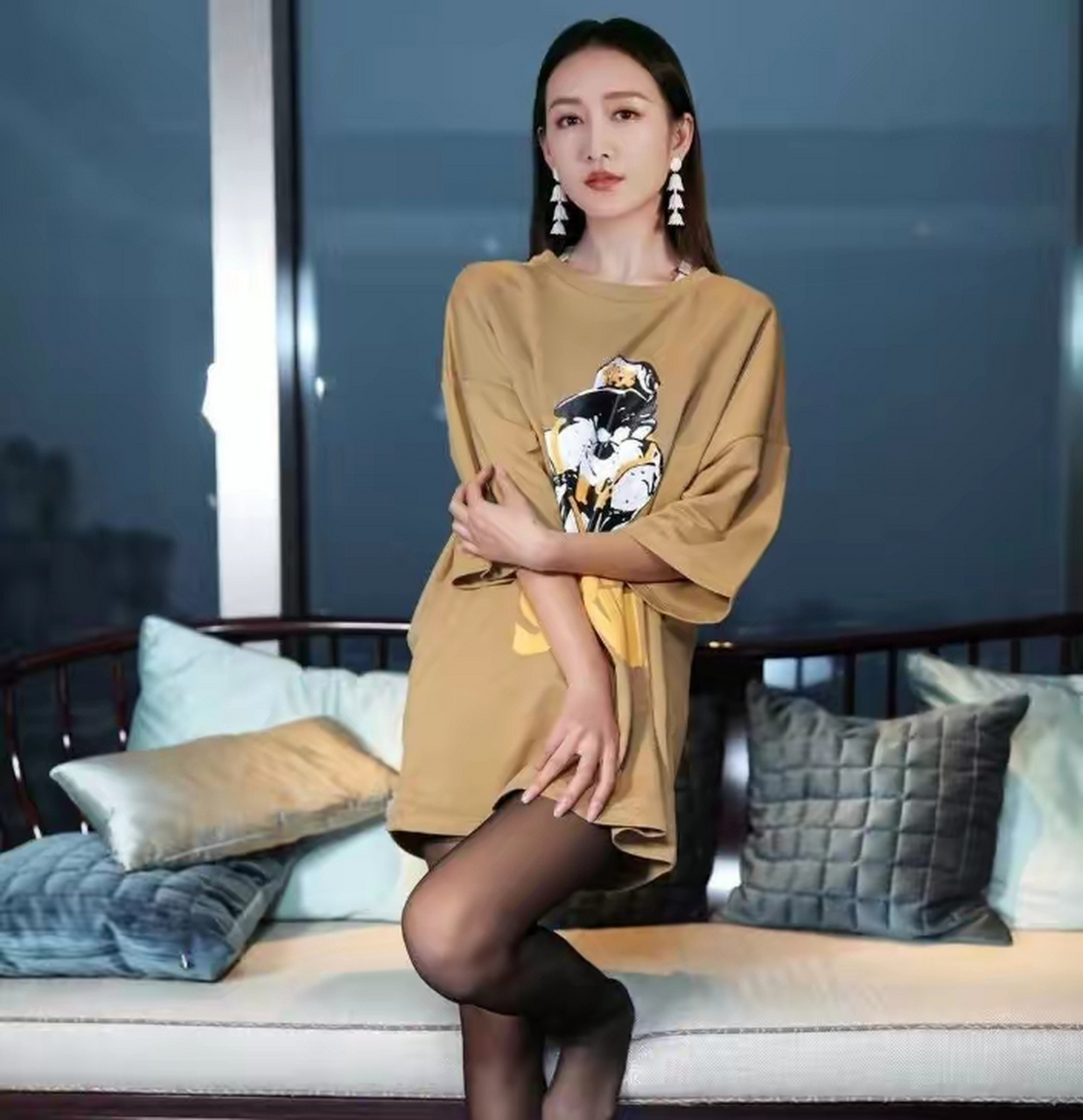 网友:有一种童话叫王鸥,穿黑色丝袜搭配卡通短袖秒变青春少女!